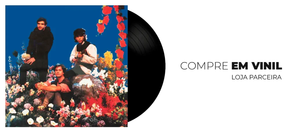 O álbum O Descobrimento do Brasil, lançado em 1993 pela Legião Urbana, é um dos trabalhos mais maduros e diversificados da carreira da banda. 

Com letras que transitam entre reflexões pessoais, críticas sociais, relacionamentos e espiritualidade, o disco apresenta uma sonoridade mais leve e melódica em comparação aos álbuns anteriores. Liderada por Renato Russo, a banda entregou um álbum repleto de canções que se tornaram clássicos do rock nacional.

A tracklist completa do álbum O Descobrimento do Brasil inclui as seguintes músicas:

1. Vinte e Nove
2. Perfeição
3. O Descobrimento do Brasil
4. Os Barcos
5. Vamos Fazer um Filme
6. Os Anjos
7. Um Dia Perfeito
8. Giz
9. Love in the Afternoon
10. La Nuova Gioventù
11. Só por Hoje
12. Do Espírito
13. A Via Láctea (faixa incluída em algumas edições posteriores e coletâneas, mas não faz parte da edição original)

Entre os maiores destaques do álbum estão Perfeição, uma das letras mais contundentes de Renato Russo, Vinte e Nove, que se tornou uma das músicas mais populares da banda, e Giz, uma das canções mais emocionantes do repertório da Legião Urbana.

O Descobrimento do Brasil foi muito bem recebido pelo público e pela crítica, vendendo centenas de milhares de cópias e reafirmando a posição da Legião Urbana como uma das maiores bandas da história da música brasileira. Até hoje, músicas como Perfeição, Vinte e Nove, Vamos Fazer um Filme e Giz permanecem entre as favoritas dos fãs.